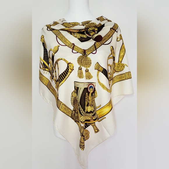 100%Authentic Hermes Carré 90 GRAND UNIFORME Ivory x Gold Silk Scarf W/Box - Picture 3 of 12